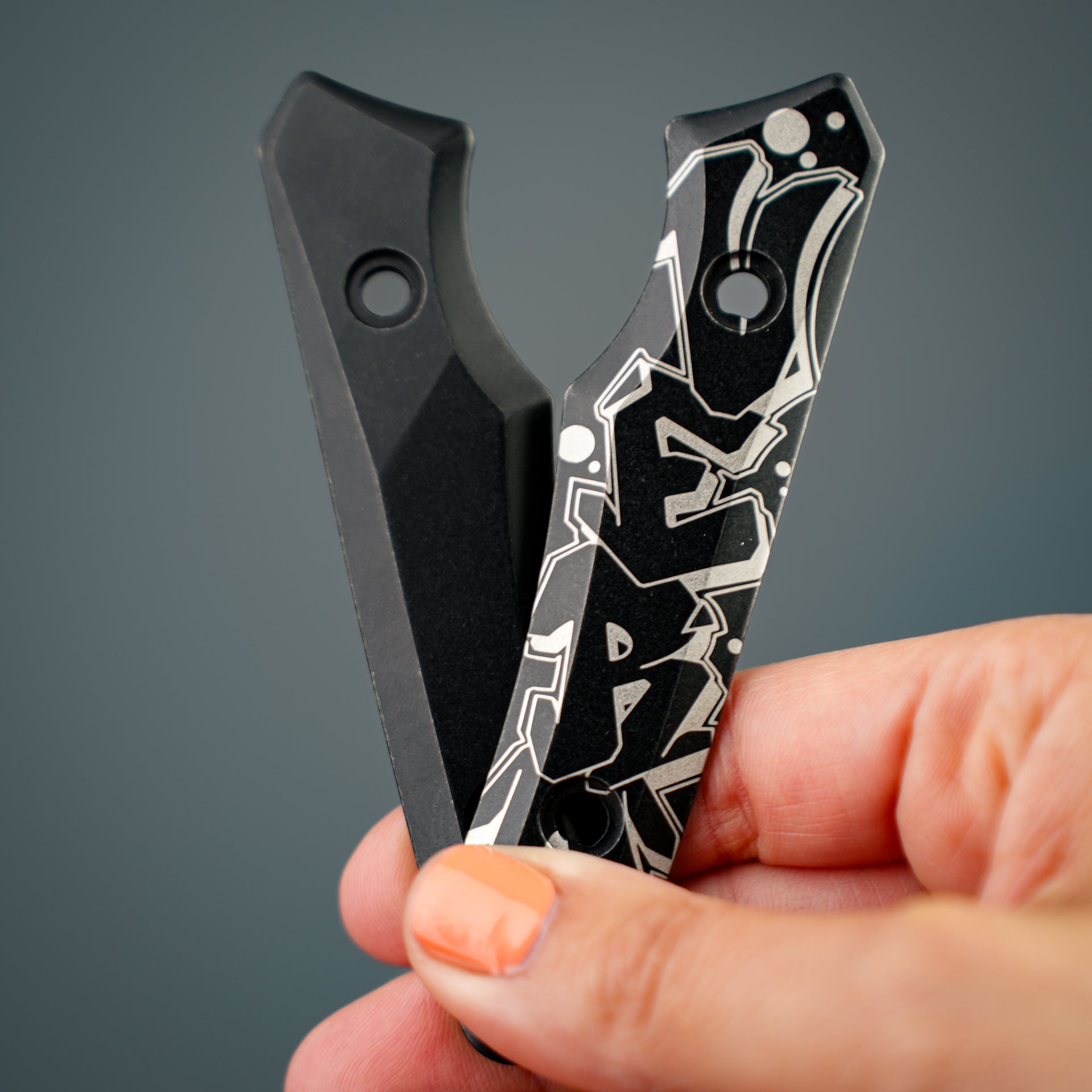 Fixed Blade - Scales